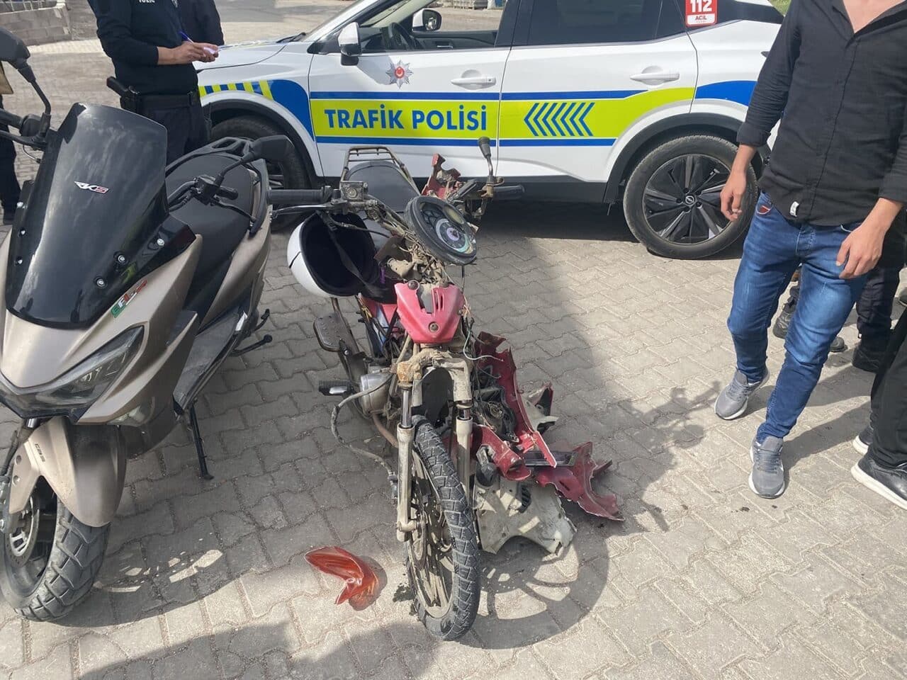 Manisa'nın Kula ilçesinde otomobil ile motosikletin çarpışması sonucu H.H.D. yaralandı.