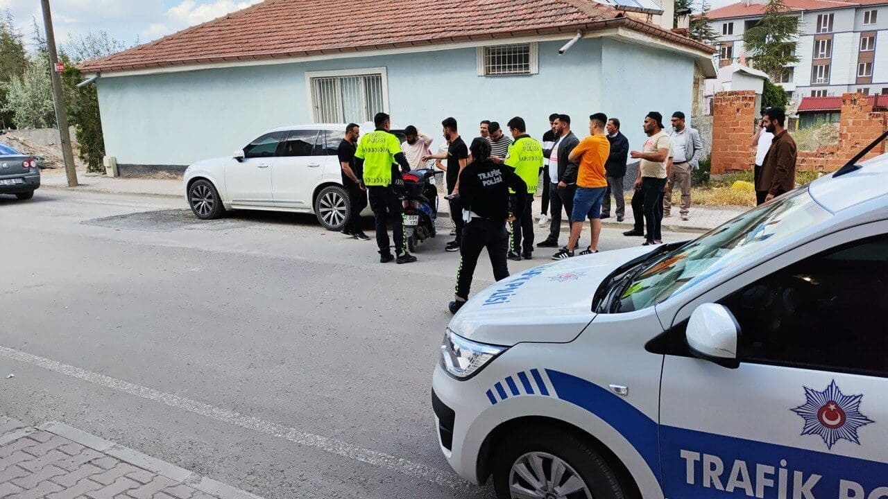 Konya'nın Kulu ilçesinde, G.K. yönetimindeki motosiklet park halindeki Volvo cipe