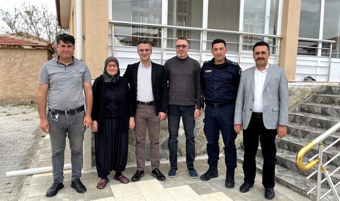 Kulu Kaymakamı Ömer Faruk Canpolat, Anneler Günü’nde şehit annesi Gülizar Yılmaz’ı ziyaret etti. Konya'nın Kulu ilçesinde, Kaymakam Ömer Faruk Canpolat Anneler Günü vesilesiyle