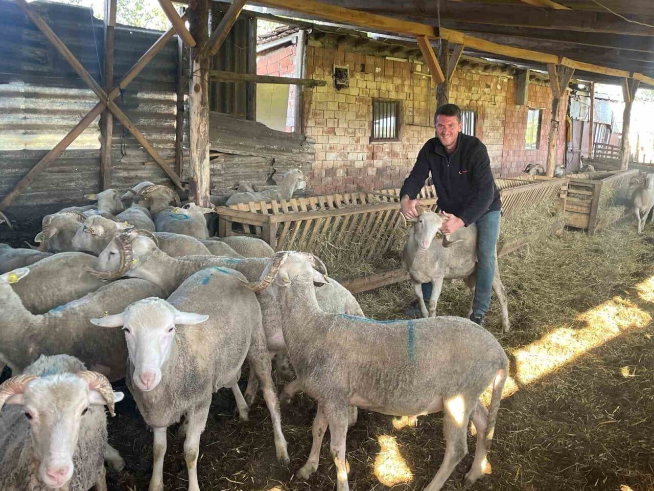 Bursa'nın Mustafakemalpaşa ilçesinde yaşayan 27 yaşındaki besici Hüseyin Demir, düğün