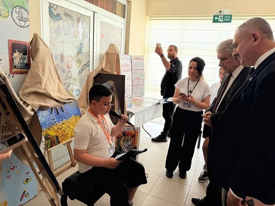 Kuşadası Bilim ve Sanat Merkezi'nin düzenlediği bilim fuarı, Kaymakam İbrahim