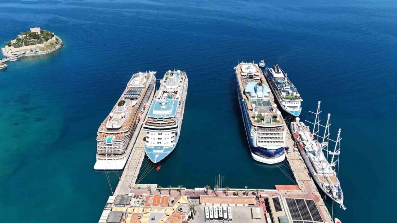 Kuşadası'nda bu sabah demirleyen 5 kruvaziyer gemisi, çoğunluğu ABD'li olan