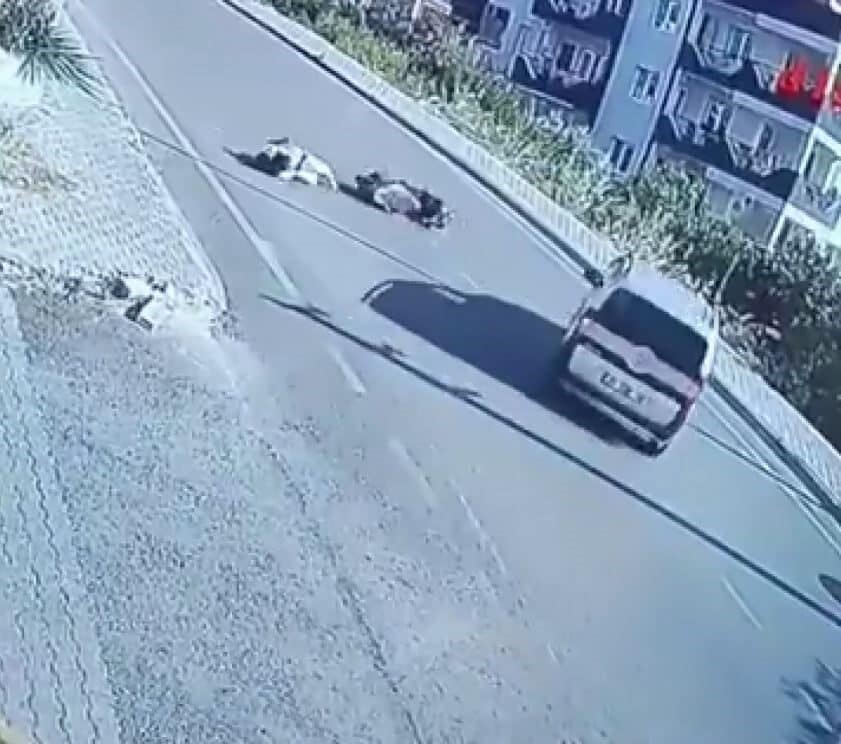 Aydın'ın Kuşadası ilçesinde Şükrü Küçük Caddesi'nde aynı noktada iki saat