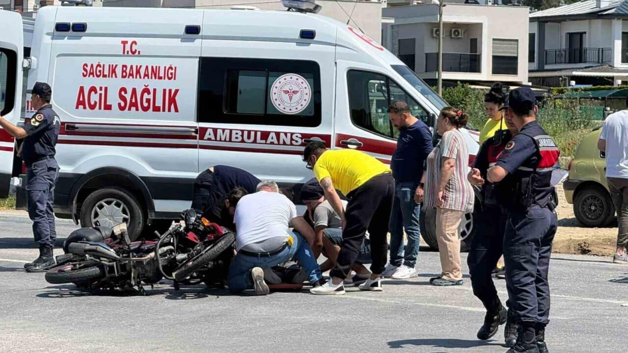 Kuşadası'nda iki motosikletin çarpışması sonucu 2 kişi yaralandı. Güzelçamlı Mahallesi'nde
