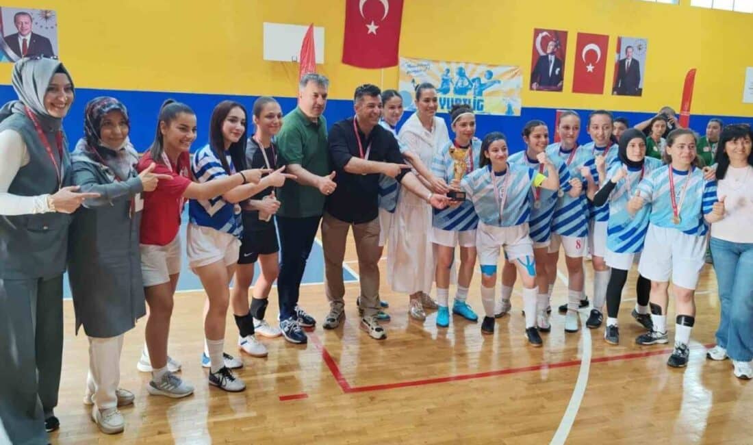Kütahya Kız Futsal Takımı, İzmir’de yapılan Türkiye Şampiyonası’nda Rakiplerini 7-0 Yenerek Şampiyonluk İlgisini Elde Etti Kütahya kız futsal takımı, İzmir'de düzenlenen Yurtlig Futsal Kızlar Türkiye