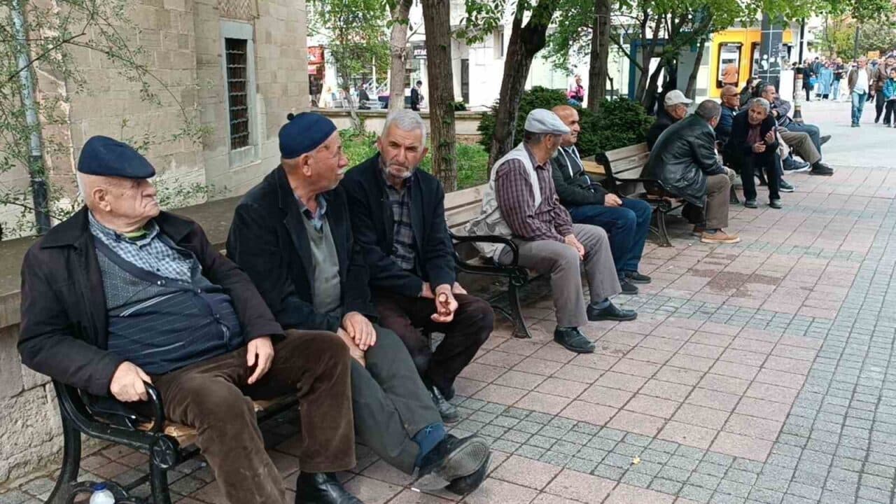 Kütahya'nın Simav ilçesinde 14.38'de 4.2 büyüklüğünde bir deprem gerçekleşti. AFAD'ın