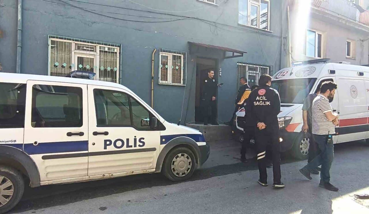 Kütahya'da 32 yaşındaki muhasebeci Gökhan Demir, evinde bilgisayar başında ölü