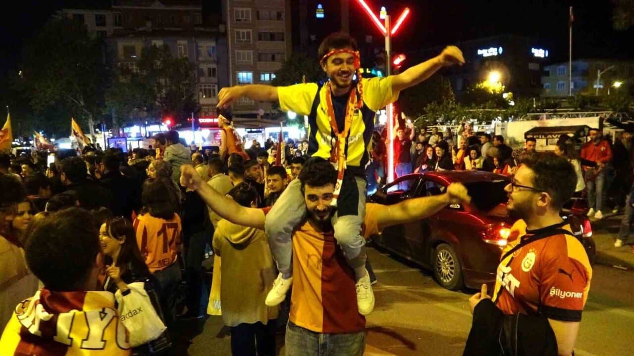Galatasaray'ın Süper Lig şampiyonluğunun ardından Kütahya'da taraftarlar coşkuyla kutlama yaptı.
