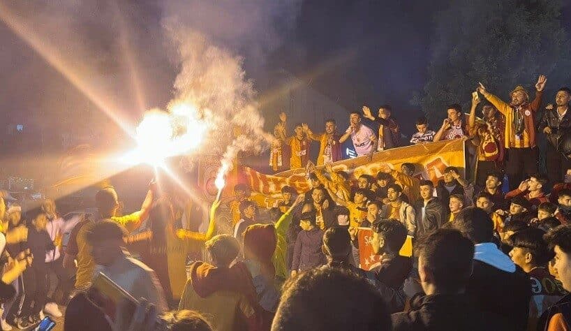 Kütahya'nın Tavşanlı ilçesinde, Galatasaray'ın 25. şampiyonluğunu kutlamak için taraftarlar Cumhuriyet