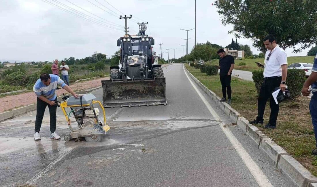 Antalya'nın Manavgat ilçesinde oteller bölgesine giden yolun 100 metrelik kısmı,