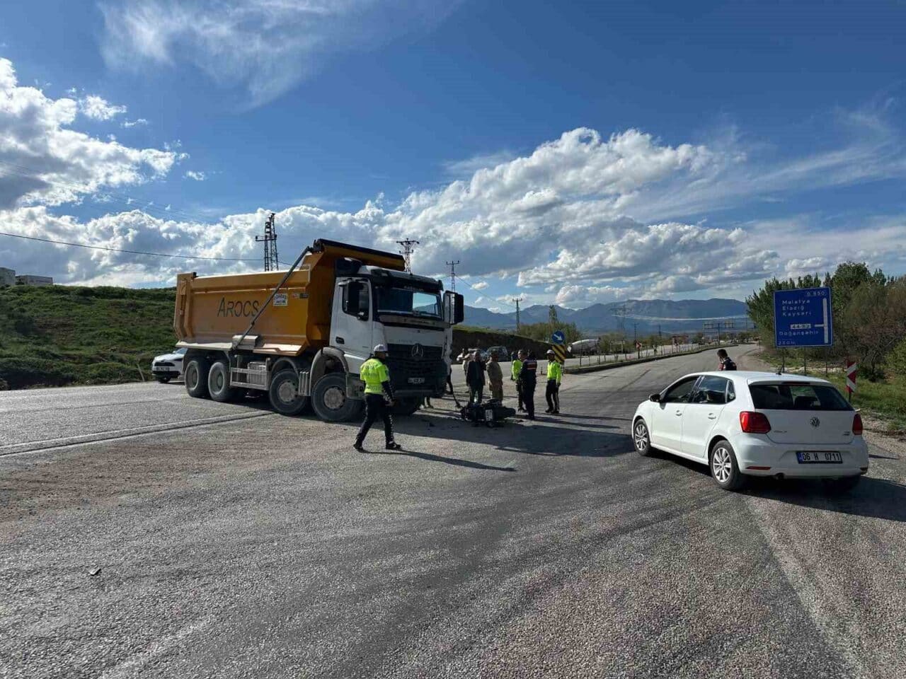 Malatya’nın Doğanşehir ilçesinde Ramazan S. yönetimindeki kamyon, U dönüşü yaparken