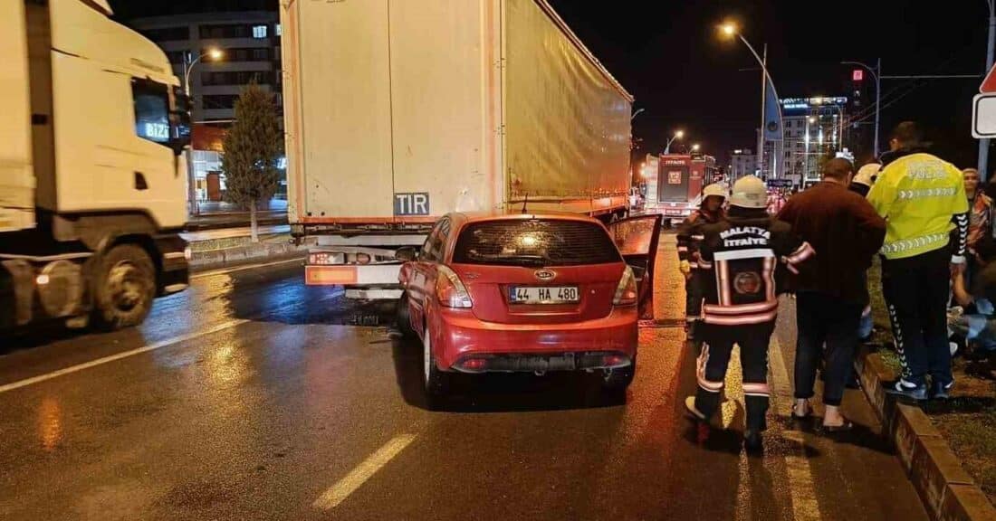 Malatya’da otomobil ile tırın çarpışması sonucu 3 kişi yaralandı Malatya-Ankara karayolunda gerçekleşen trafik kazasında A.Y. yönetimindeki otomobil, A.D. idaresindeki