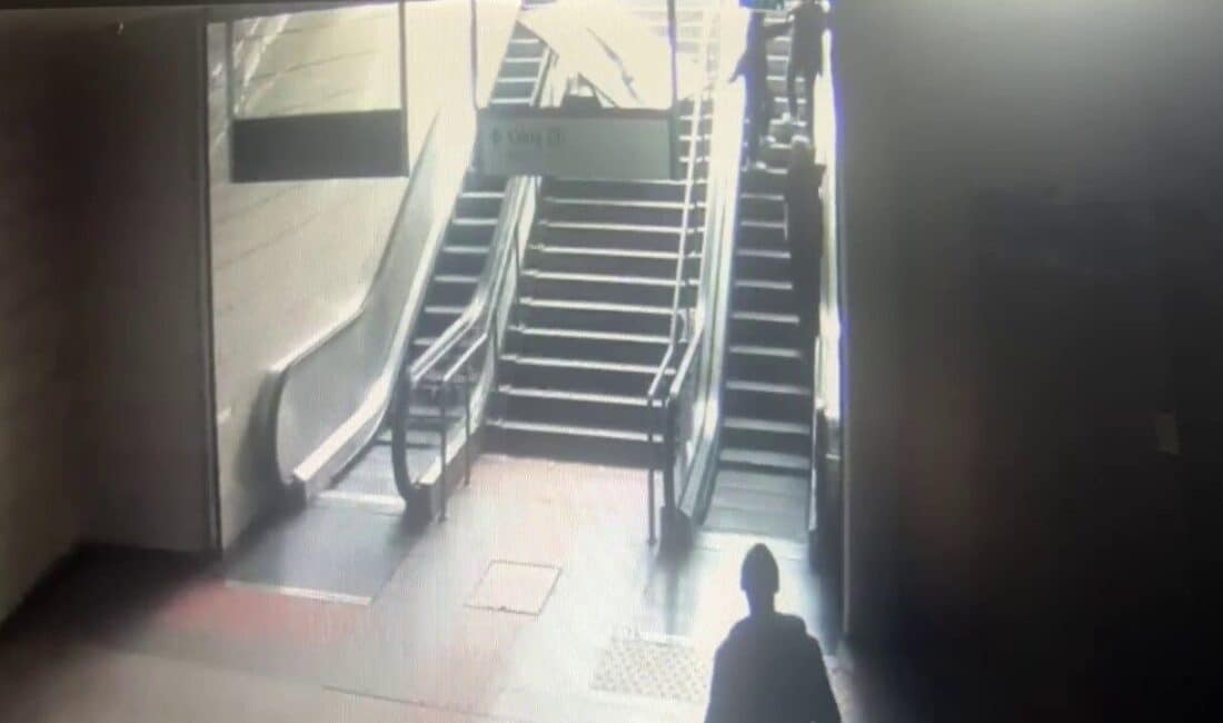 Maltepe metro istasyonunda yürüyen merdivenlerde düşen reklam panosu nedeniyle Güner