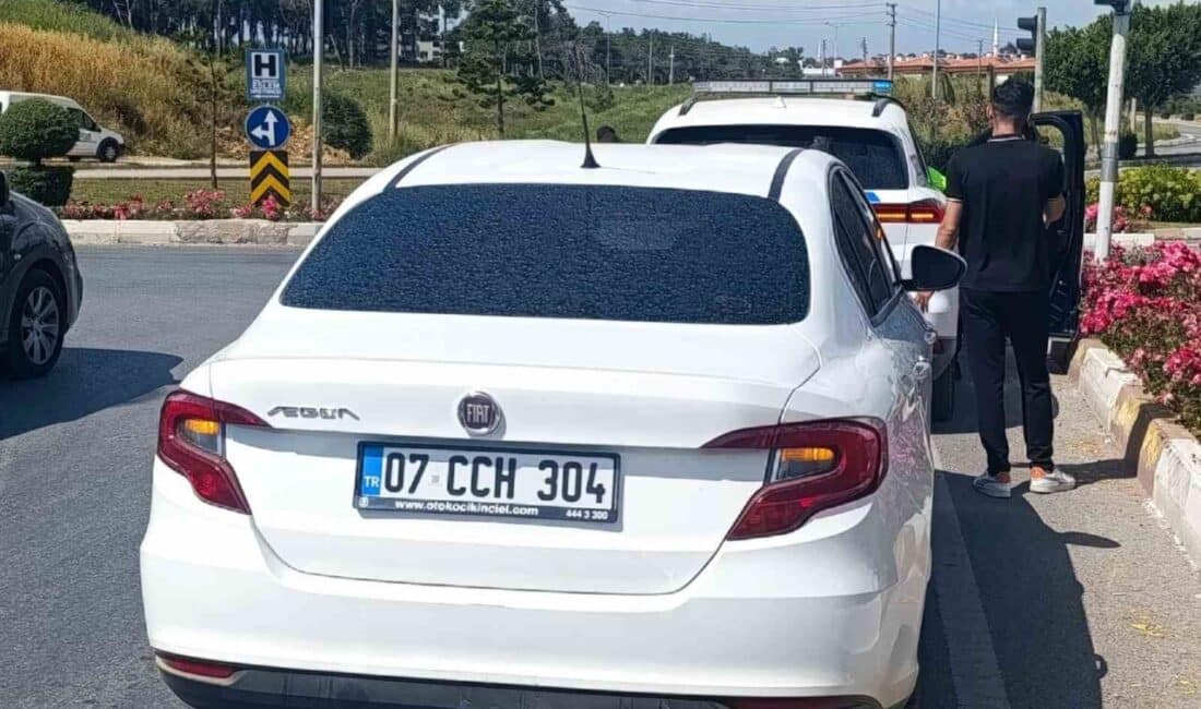 Antalya'nın Manavgat ilçesinde geri manevra yapan Serdar Ç.'nin kullandığı otomobil,
