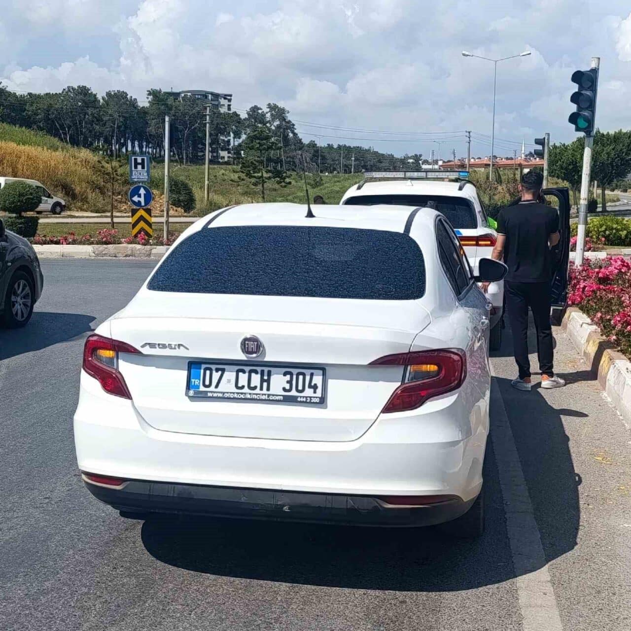 Antalya'nın Manavgat ilçesinde geri manevra yapan Serdar Ç.'nin kullandığı otomobil,