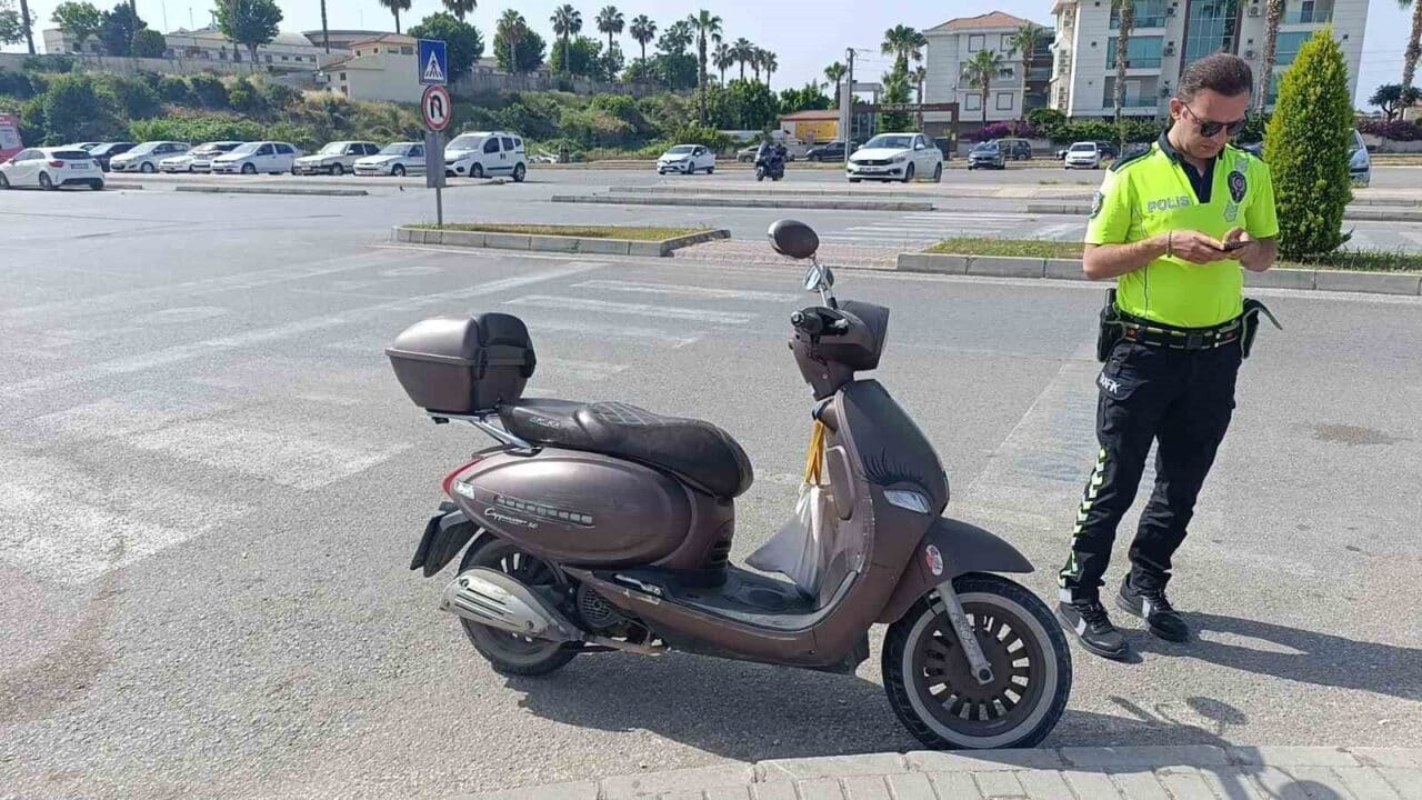 Manavgat'ta motosiklet ile otomobilin çarpışması sonucu Selvinaz D. yaralandı. Kaza,