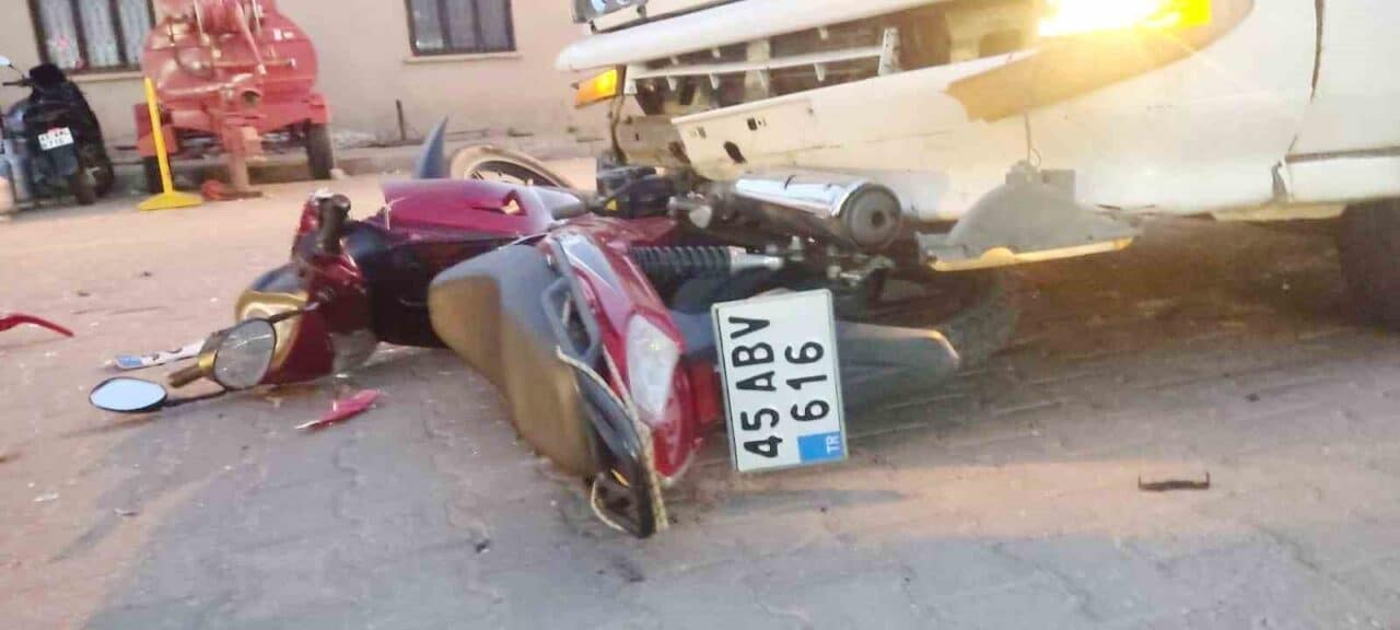 Manisa’nın Salihli ilçesinde O.A. yönetimindeki minibüs ile Z.A. idaresindeki motosiklet