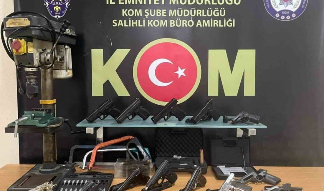 Manisa’nın Salihli ilçesinde gerçekleştirilen operasyonda, ruhsatsız silah ve malzemeler ele