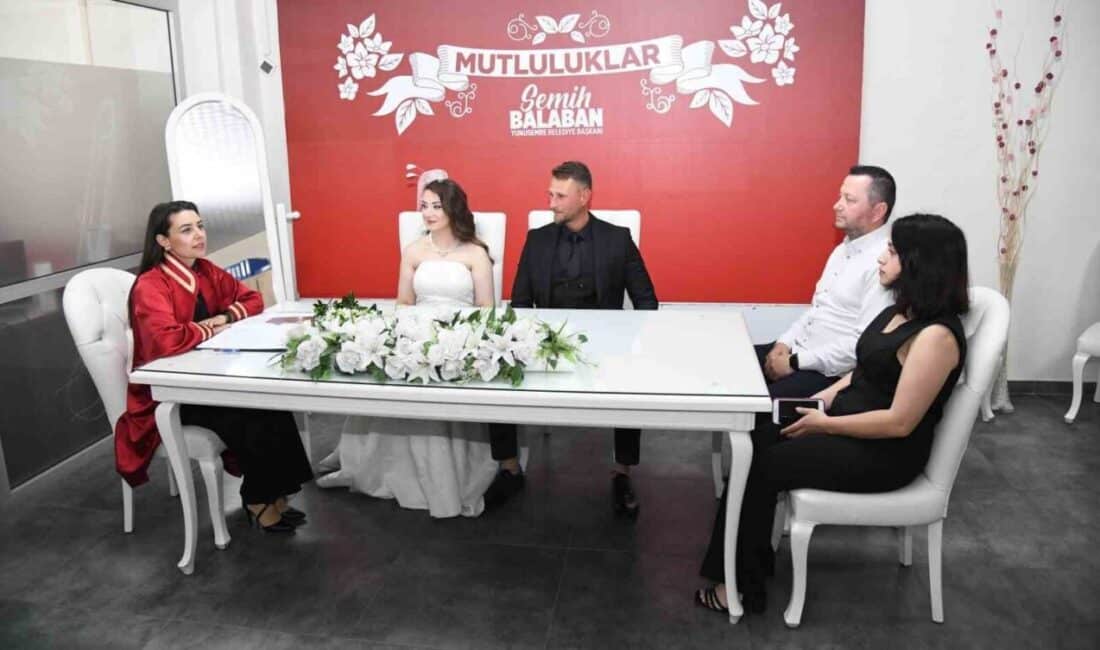 Yunusemre’de Düğün Tarihi Olarak 05.05.2025’i Seçen Çiftler, Unutulmaz Bir Başlangıç Yaptı Yunusemre ilçesinde 15 çift, unutulmaz bir tarih olan 05.05.2025'te evlenmek