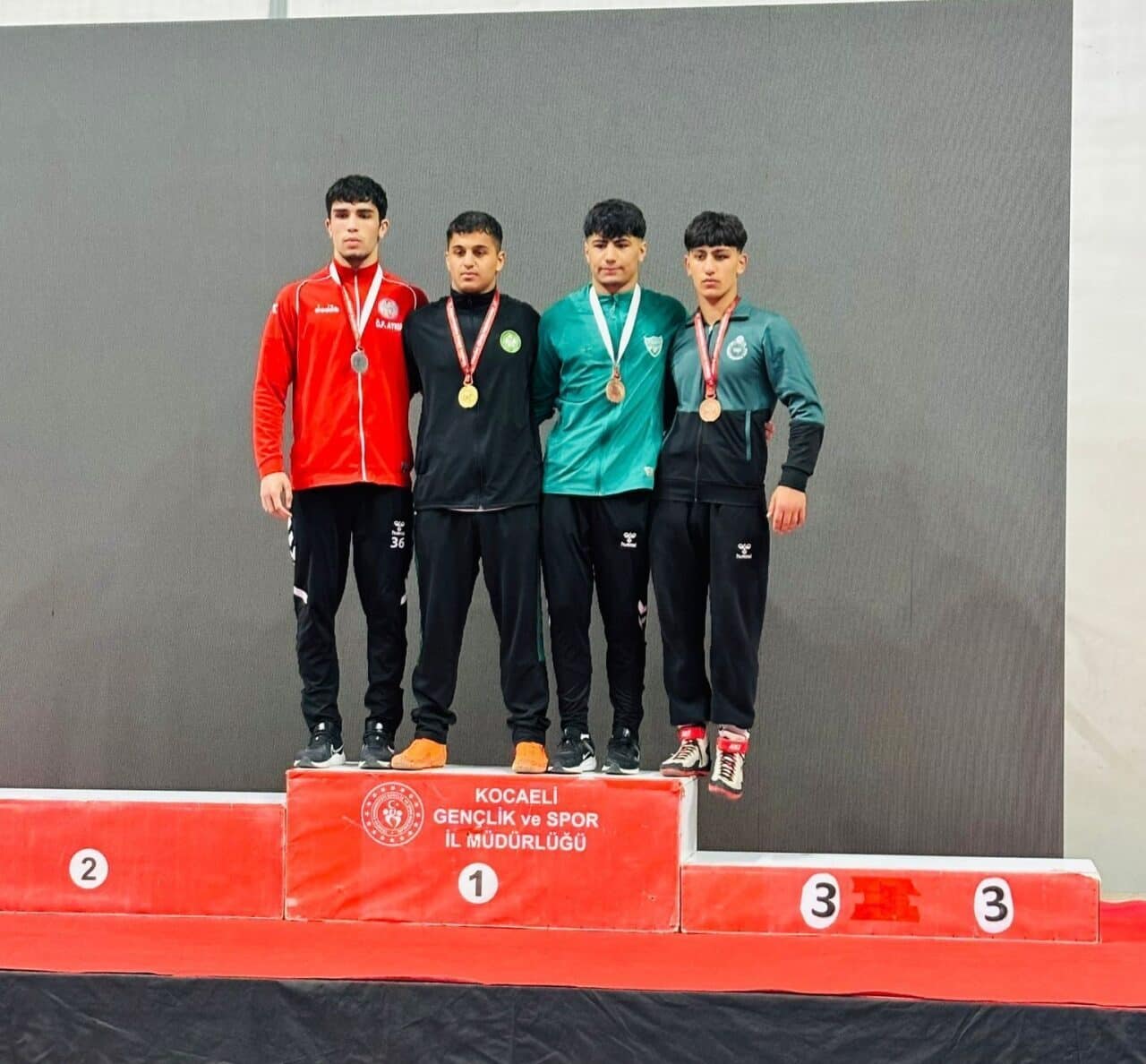 Kocaeli'deki U15 Grekoromen Güreş Türkiye Şampiyonası'nda Manisa Güreş Eğitim Merkezi,