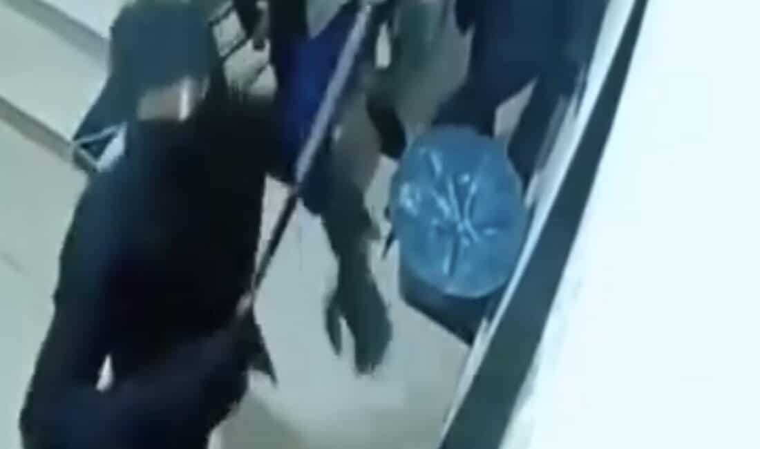 Mardin'de Kızıltepe'de, kar maskeli dört kişi bir evin kapısını çekiç,