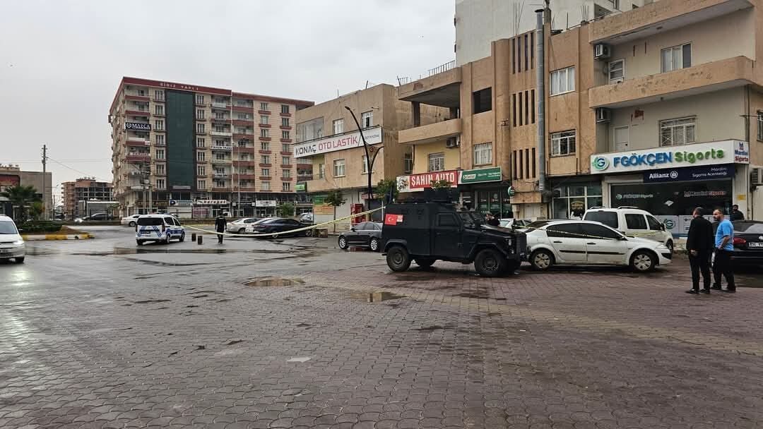 Kızıltepe’de Silahlı Kavga: 2 Yaralıdan Biri Ağır Yaralandı Mardin'in Kızıltepe ilçesinde meydana gelen silahlı kavgada, Derbas B. (20)