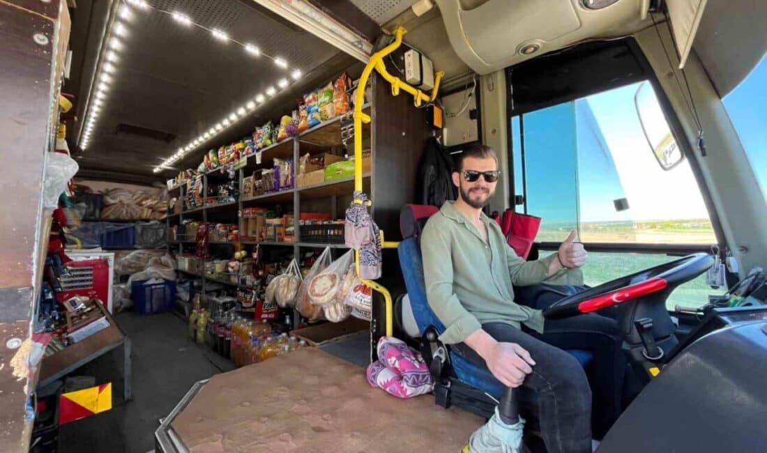 Eskişehir'de yaşayan Semih Gör, içini ürünlerle doldurduğu seyyar market otobüsü