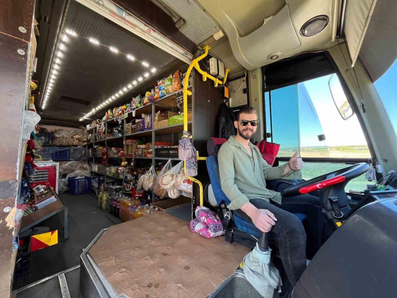 Eskişehir'de yaşayan Semih Gör, içini ürünlerle doldurduğu seyyar market otobüsü