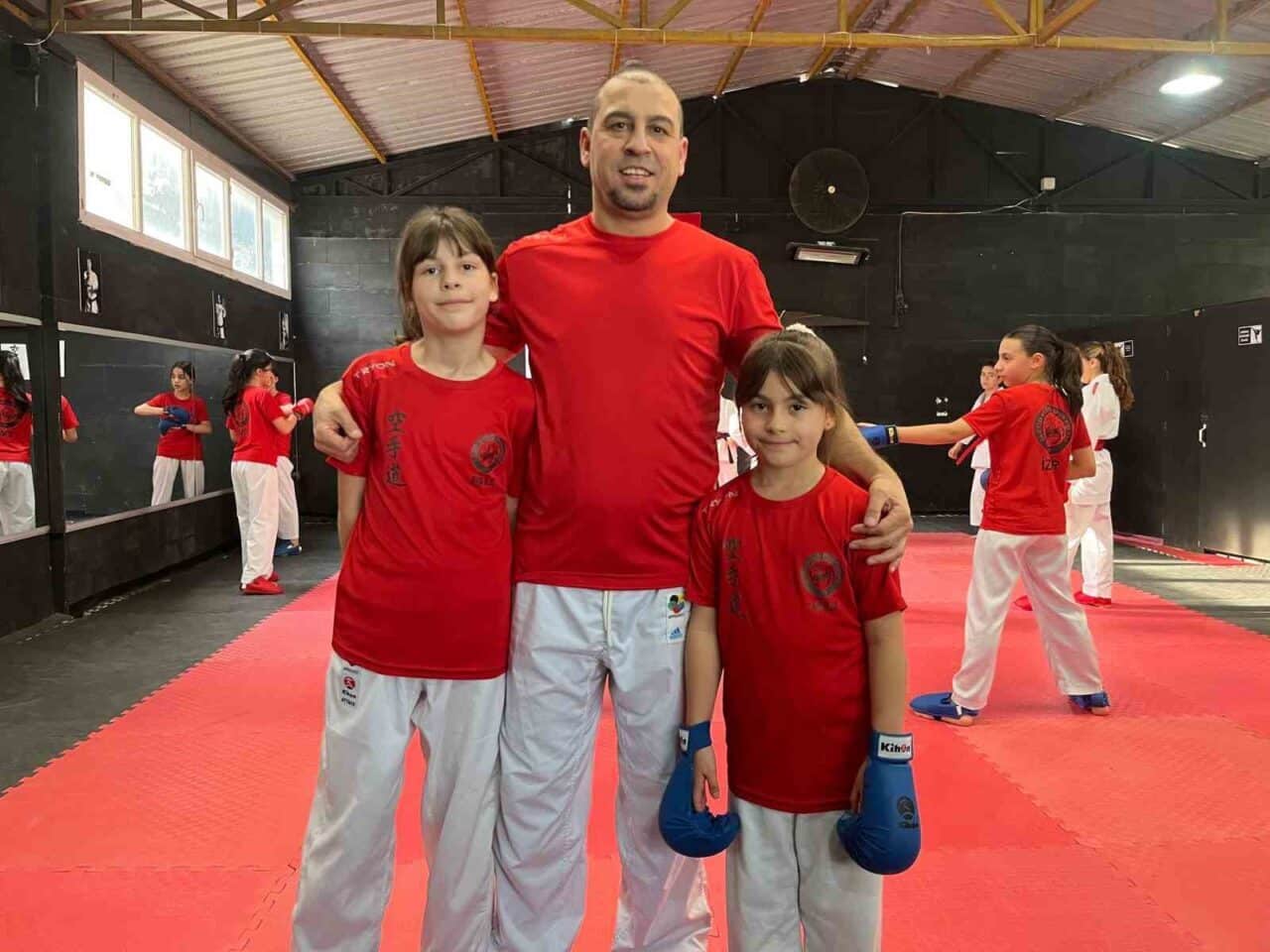 İzmir'de yaşayan Maya (11) ve Lara Yıldız (9), dil alanında