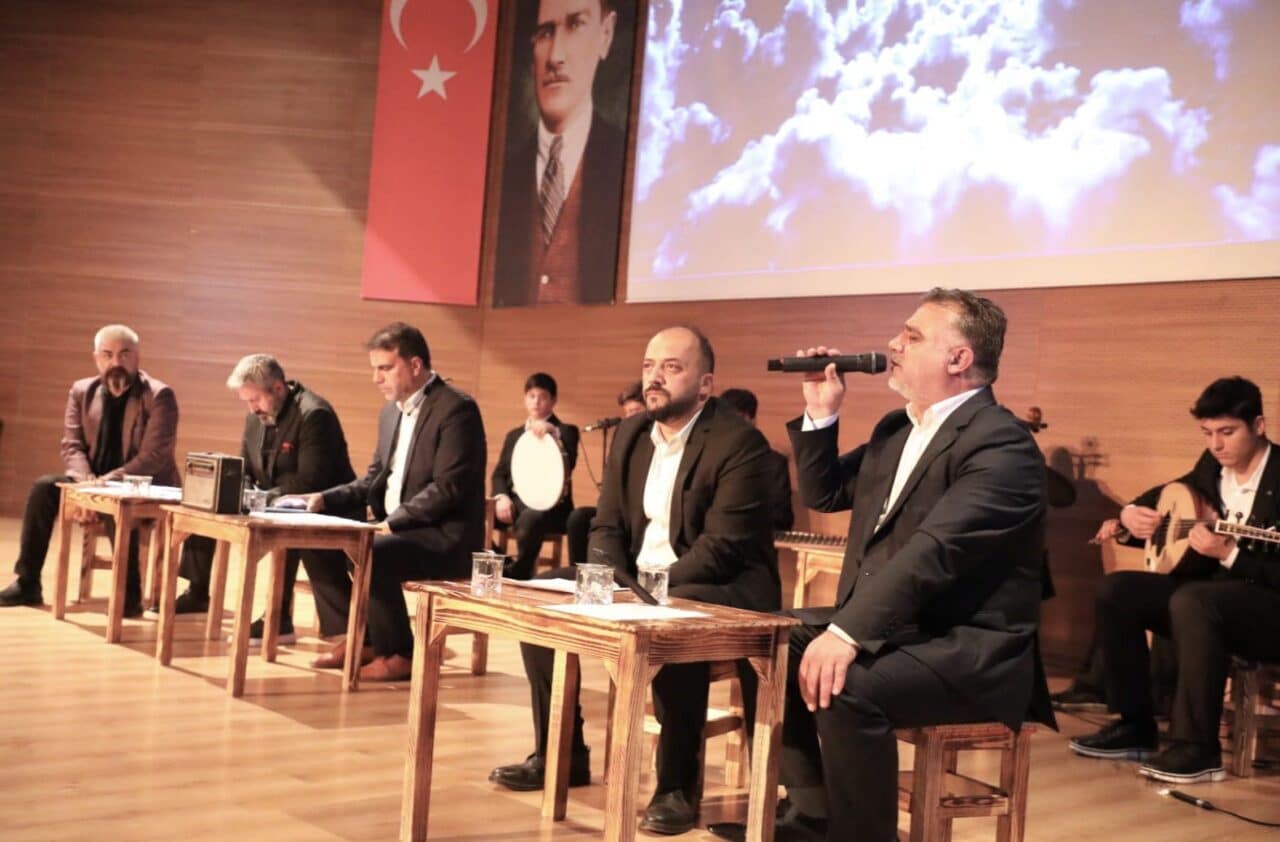 Melikgazi Belediyesi, "Aile ve Kahramanlık Şiir Dinletisi" ile katılımcılara duygusal