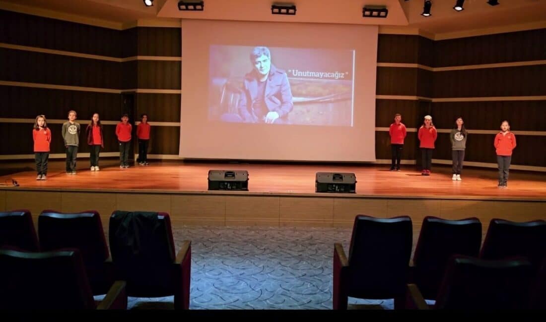 Atatürk Üniversitesi Vakıf Okulları’ndan 9 öğrenci, İbrahim Erkal’ı anmak için müzik öğretmenleriyle birlikte özel bir klip hazırladı. Atatürk Üniversitesi Vakıf Okulları'nda 9 öğrenci, müzik öğretmeni Fethi Gençoğlu