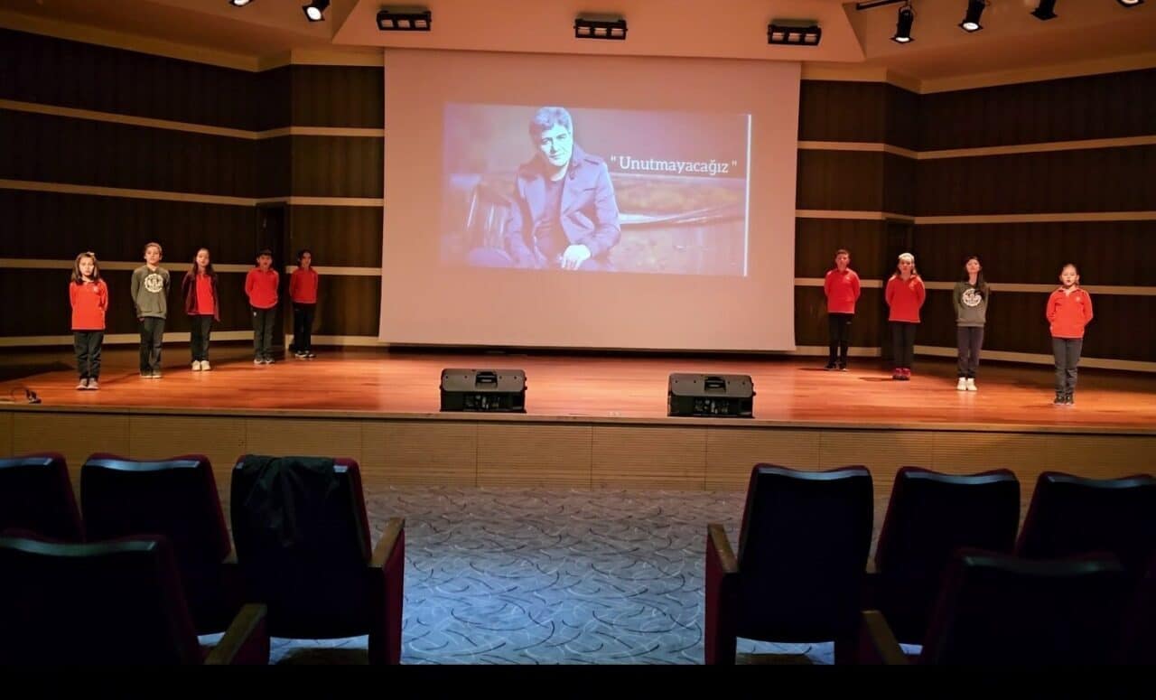 Atatürk Üniversitesi Vakıf Okulları'nda 9 öğrenci, müzik öğretmeni Fethi Gençoğlu