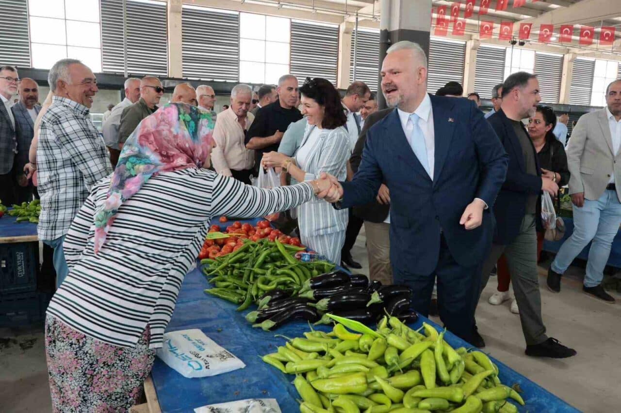 Menemen Belediyesi, Türkelli Kapalı Pazar Yeri'nin açılışını gerçekleştirdi. Başkan Aydın