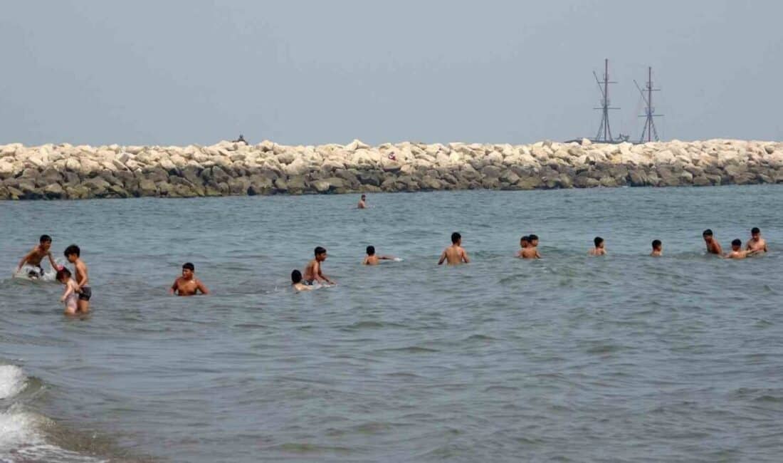 Mersin'de hava sıcaklıkları 30 derecenin üzerine çıkarak tatilcileri sahil ve