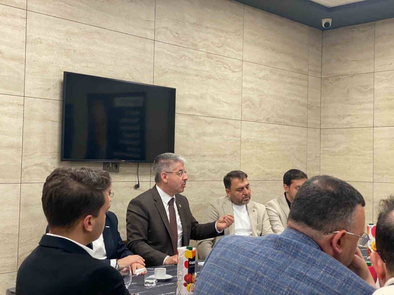 AK Parti Kayseri Milletvekili Şaban Çopuroğlu, çelik kapı sektörü temsilcileriyle
