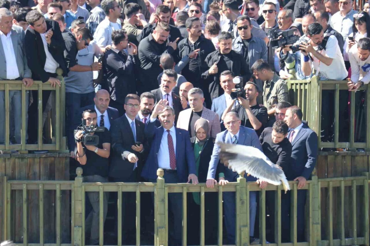 Milli Eğitim Bakanı Yusuf Tekin, Van'da inci kefali göçünü izledi.