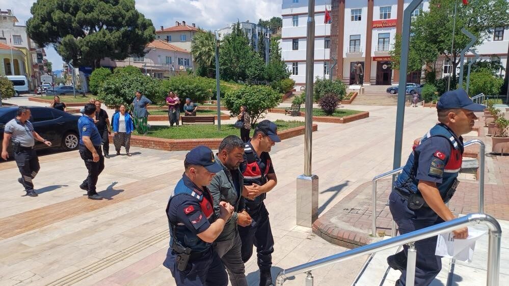 Aydın’ın Efeler ilçesinde kamyonetini geri manevra yaparken 4 yaşındaki Enes