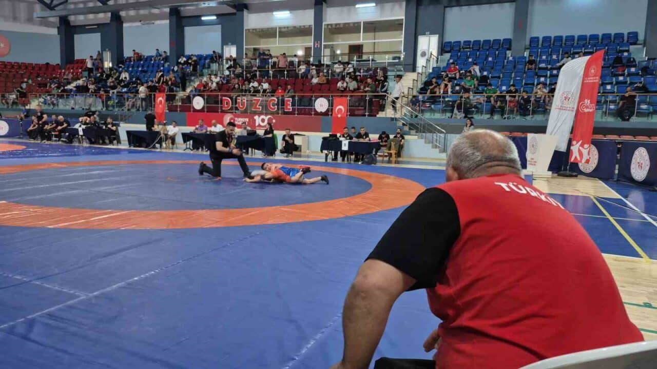 Düzce'de düzenlenen Okul Sporları Minikler Güreş Türkiye Şampiyonası, 81 ilden
