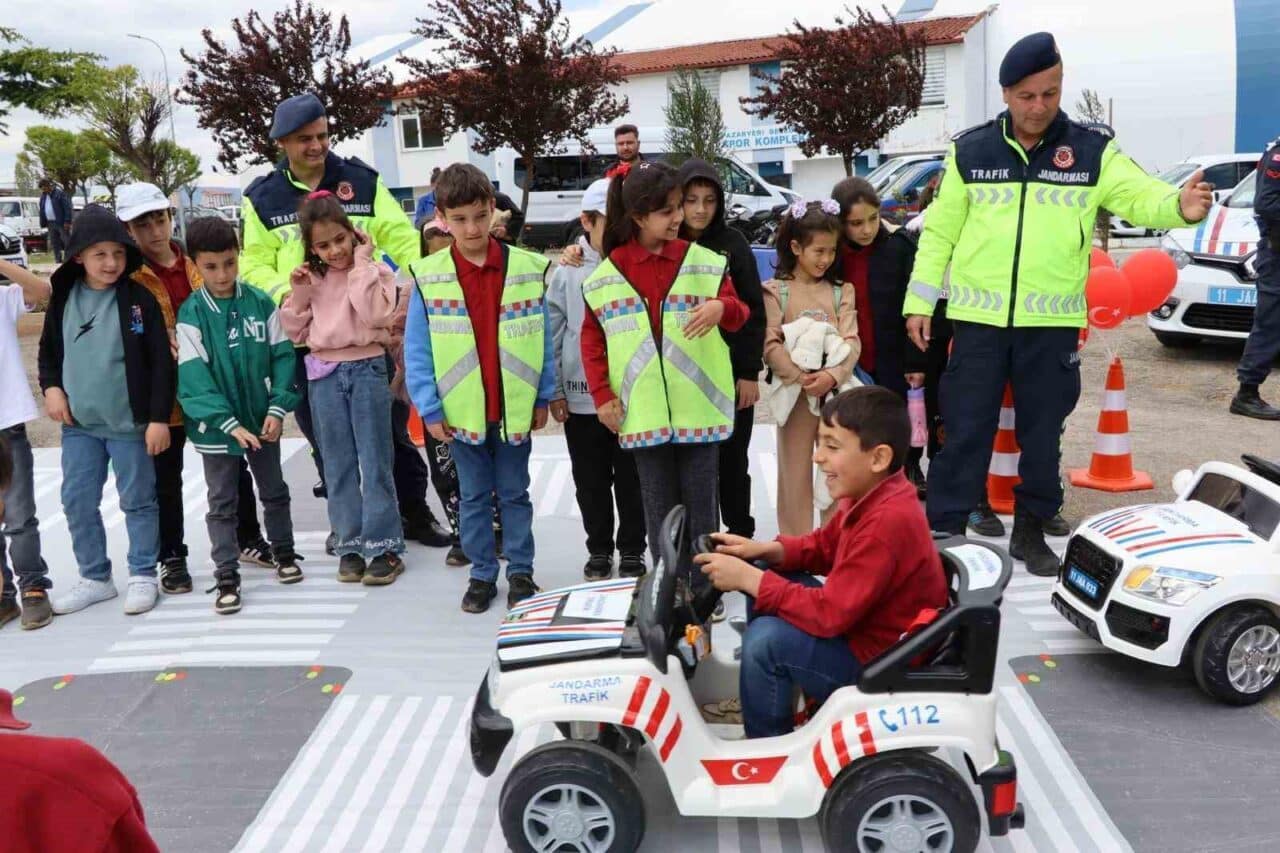 Bilecik’in Pazaryeri ilçesinde "Bilinçli Toplum, Güvenli Gelecek Projesi" kapsamında 500