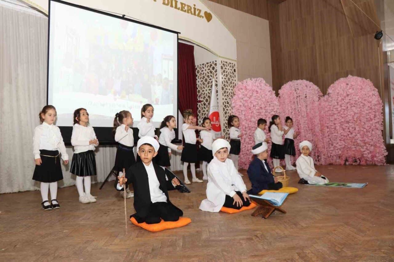 Erzurum'un Oltu ilçesinde düzenlenen yıl sonu etkinliği, 4-6 yaş Kur'an