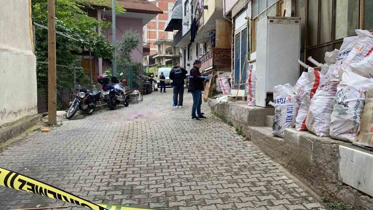 Kocaeli'nin İzmit ilçesinde miras anlaşmazlığı yüzünden F.K. (59), kardeşi İ.K.