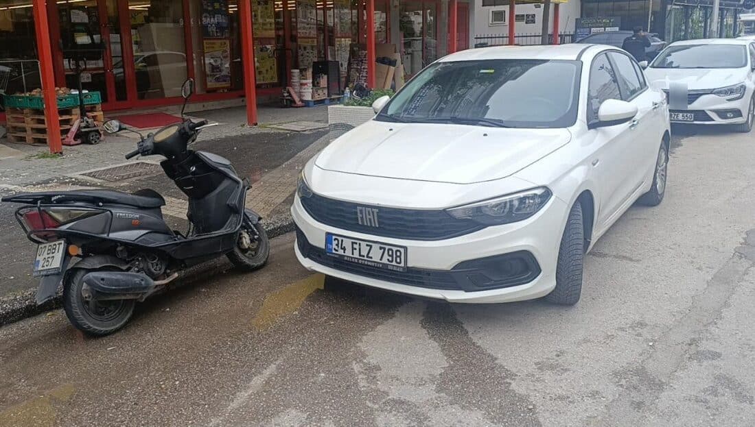 Manavgat’ta otomobile çarpan motorlu bisiklet sürücüsü hastaneye kaldırıldı Manavgat'ta park halinden manevra yapan otomobile motorlu bisikletin çarpması sonucu