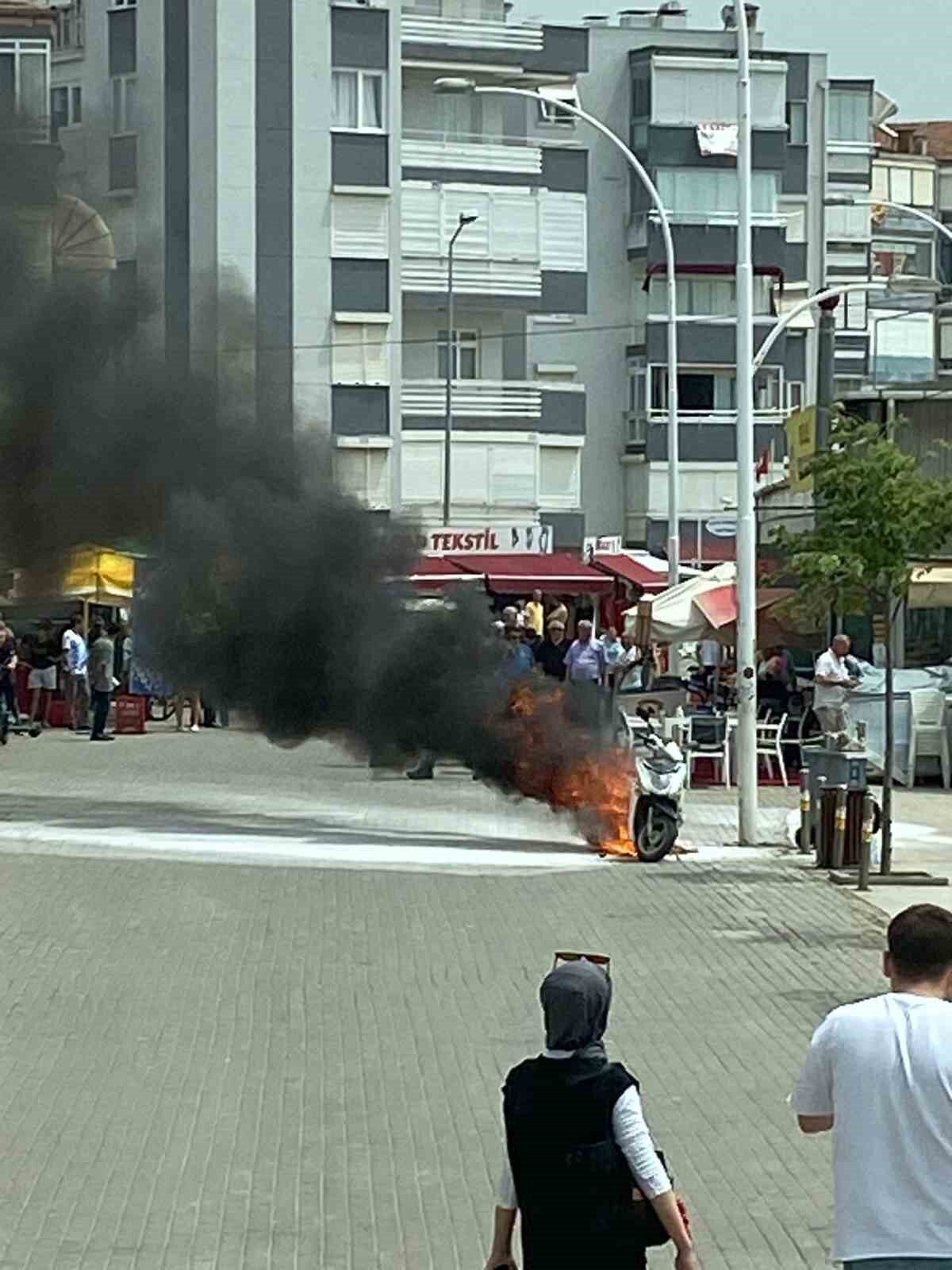 Bursa'nın Gemlik ilçesinde, Kumla Mahallesi sahilinde park halindeki bir motosiklet
