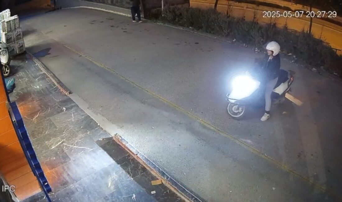 Eskişehir’de Motosikletli Kadın Sürücünün Petshop Mağazasına Daldığı Anlar Kamerada Görüntülendi Eskişehir'de bir kadın sürücünün motosikletiyle petshop mağazasının vitrinine dalması güvenlik