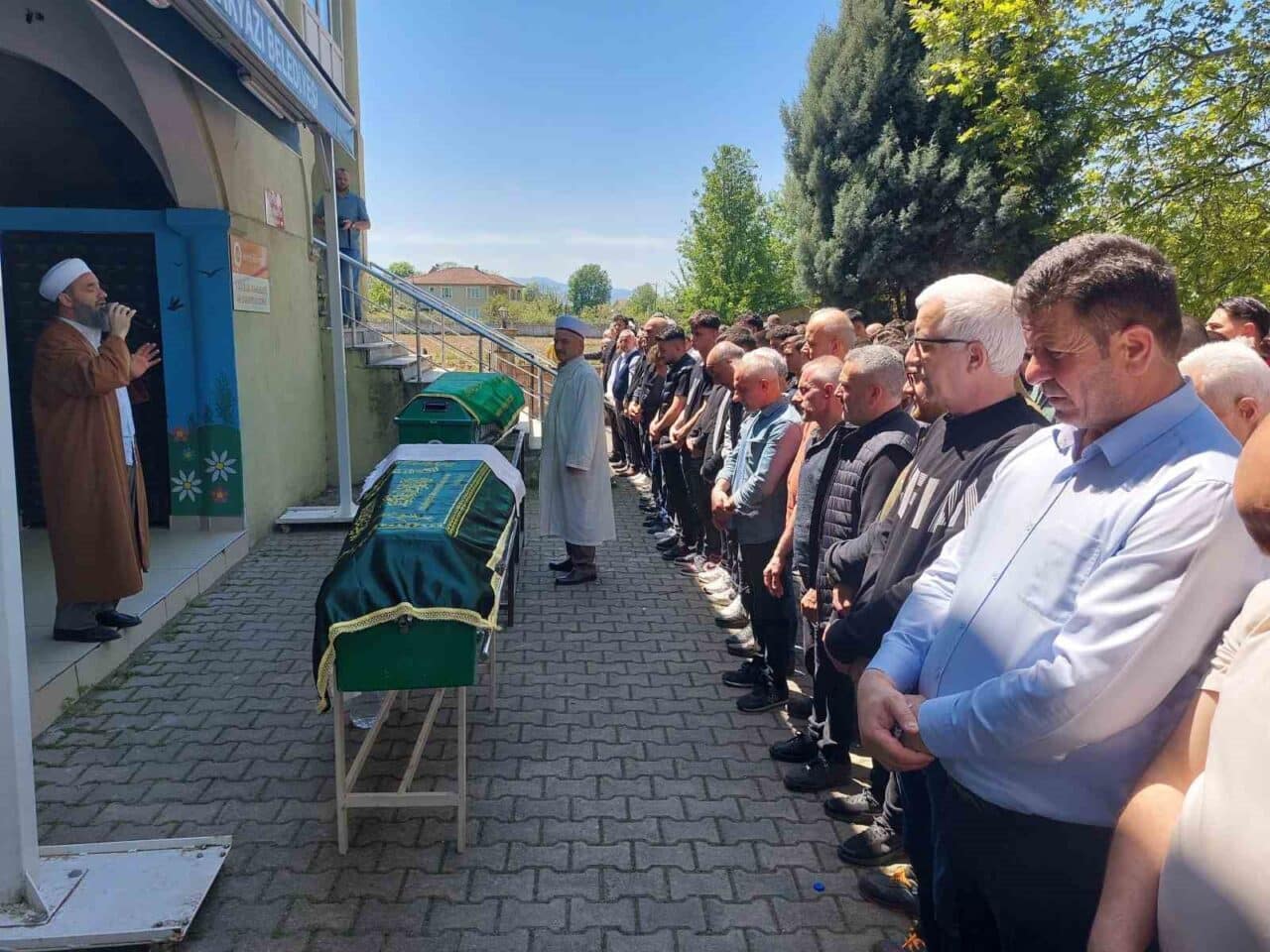 Sakarya'nın Erenler ilçesinde meydana gelen kazada elektrikli bisiklet ile motosikletin