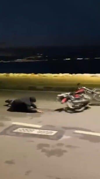 Kocaeli'nin Karamürsel ilçesinde bir genç, Ereğli Sahili'nde motosikletinin ön tekerini
