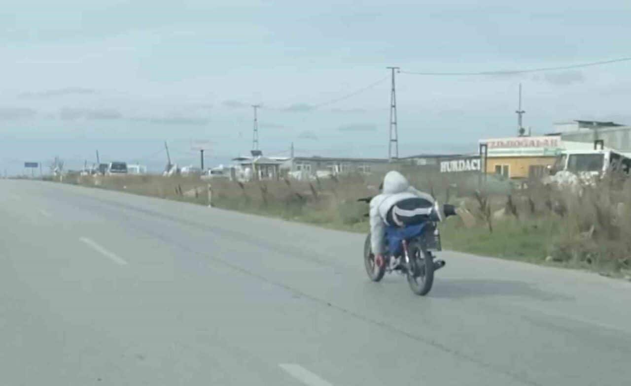 Tekirdağ'ın Kapaklı ilçesinde, motosikletini yüzüstü yatarak süren sürücü, diğer araçtaki