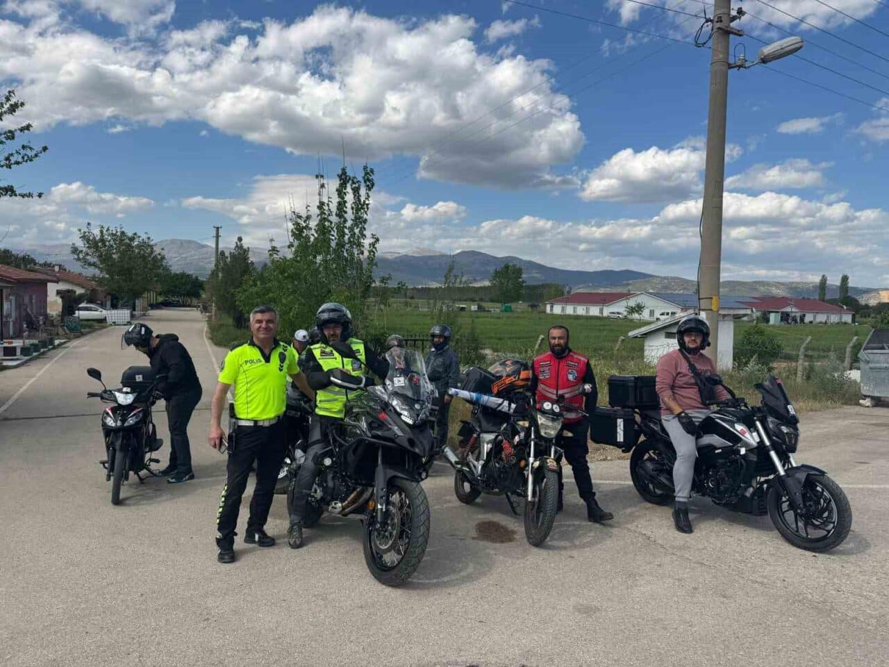 Isparta'da bir motosiklet grubu, UYUMDER'de tedavi gören bireylere moral desteği