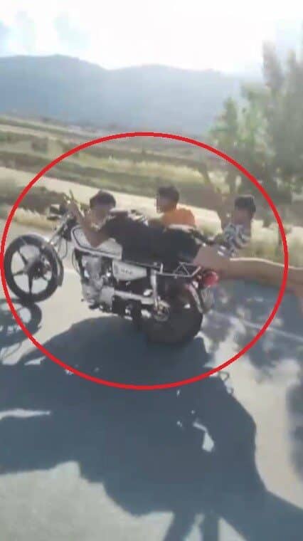 Hatay'da sepetli motosiklet sürücüsünün, yolculuk ettiği iki kişiyi tehlikeye atarak