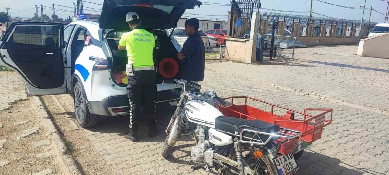 Hatay'da, sepetli motosiklet üzerinde tehlikeli akrobatik hareketler yapan 20 yaşındaki